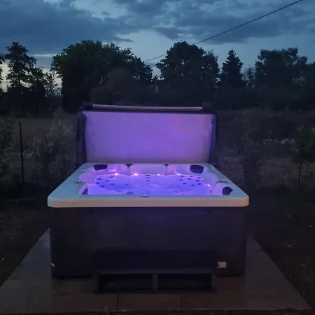 Maison 2 Avec Exterieur Et Jacuzzi Holiday home